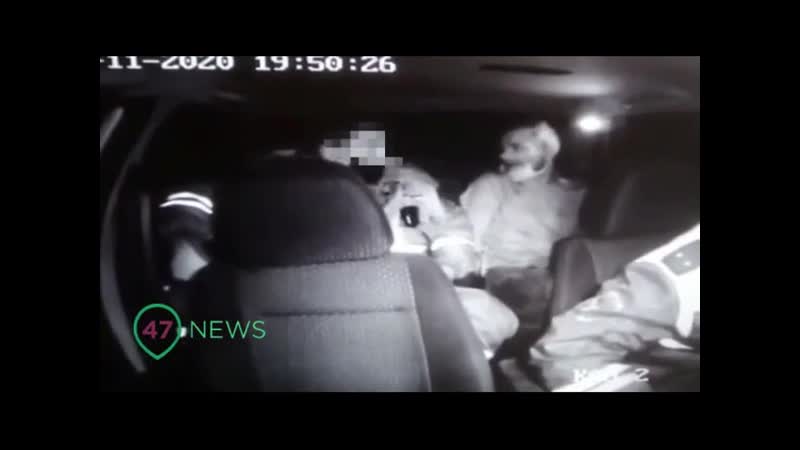 Пьяный житель ленобласти серега показал кунг фу в машине гибдд инспектор за рулём со всего маху получил с ноги по затылку