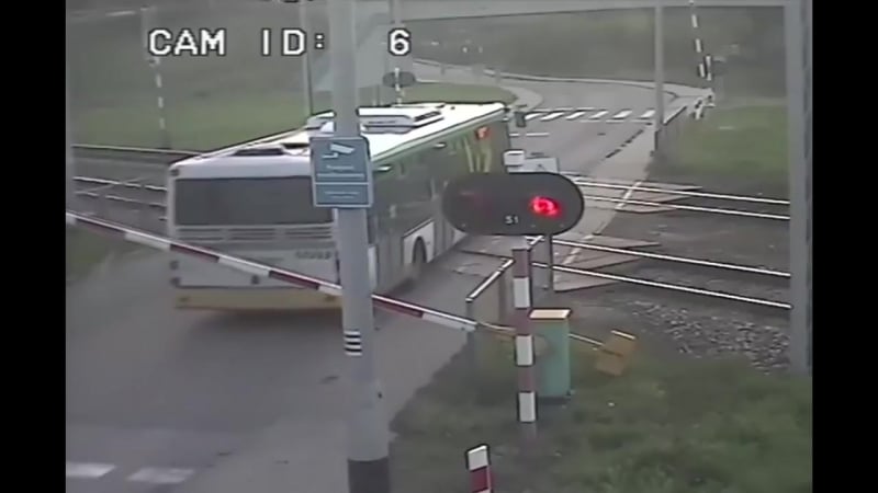 Водитель автобуса постой, паровоз, не стучите, колёса (vhs video)