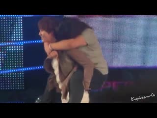 @sjofficial kyuhyun gave a piggyback ride to a fan after she talked about her weight