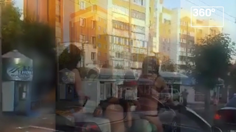 Девушки в откровенных нарядах прокатились на кабриолете в пензе