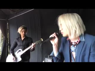 I got the pleasure of performing iwontbackdown with @tommyjoeratliff on acousticguitar at the private @agents355 meeting in beve