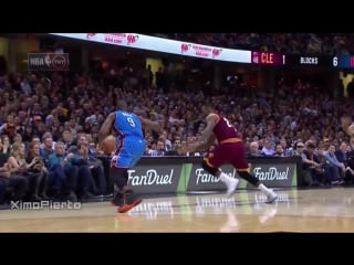 Тяжелое падение джеймса / lebron james crashes into jason days wife thunder vs cavs dec 17, 2015 nba 2015 16 season
