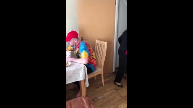 Бабуля vs внук (6 sec)