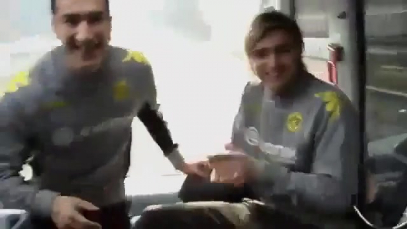 Футболисты дортмундской боруссии развлекаются в автобусе