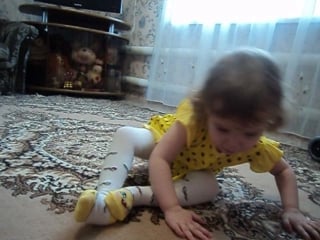 Даша показывает как умеет вставать на коленки