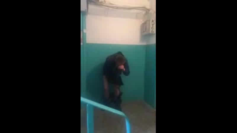 Решил поссать в подъезде