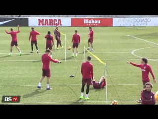 El atlético sigue preparando el partido ante el barcа
