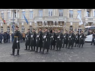 Роты почётного караула литвы и польши в вильне на похоронах повстанцев