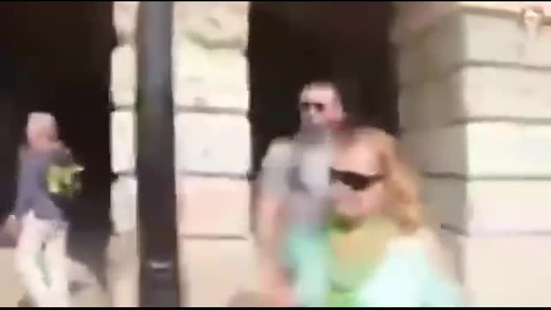 Молодые вырубил негра