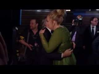 Adele wins «album of the year» backstage (59th grammys)
