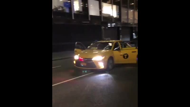 Замаскированные под таксистов офицеры полиции нью йорка задерживают протестующих, которые в нарушении комендантского часа находя