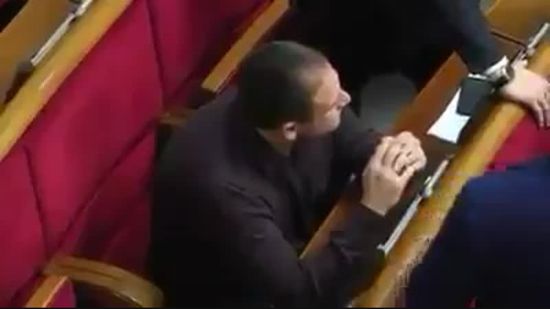 Добкин младшой опять заходил за колонну