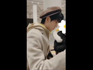 Чжу кормит фанов конфетками