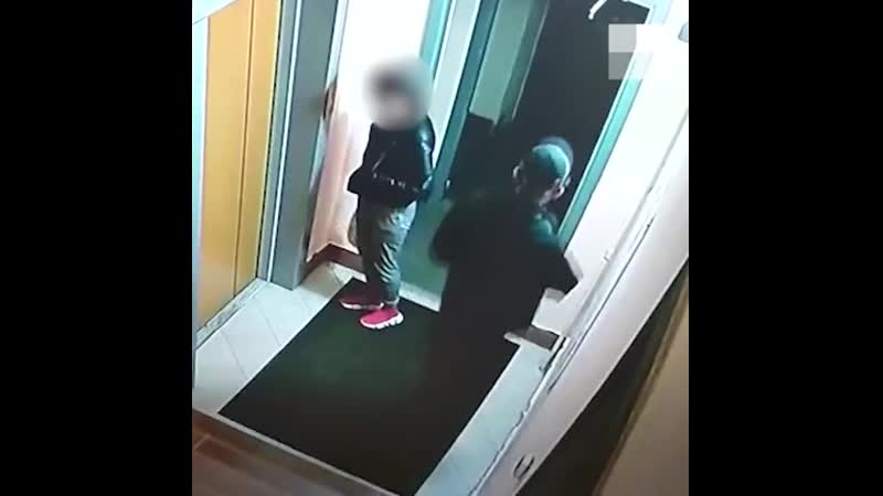 Отморозок напал с ножом на 18 летнюю девочку