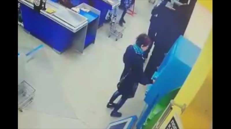 Пьяная у банкомата