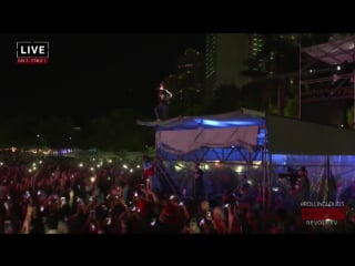 Lil uzi vert dives into the crowd at rolling loud 2017