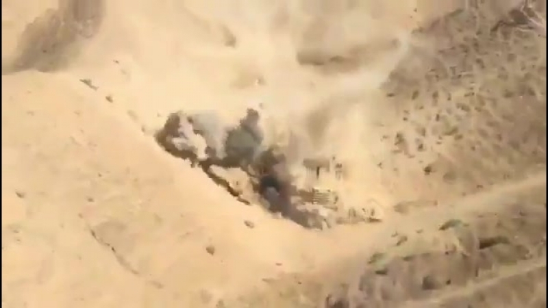 Вертолет ввс ирака атакует бульдозер исламистов