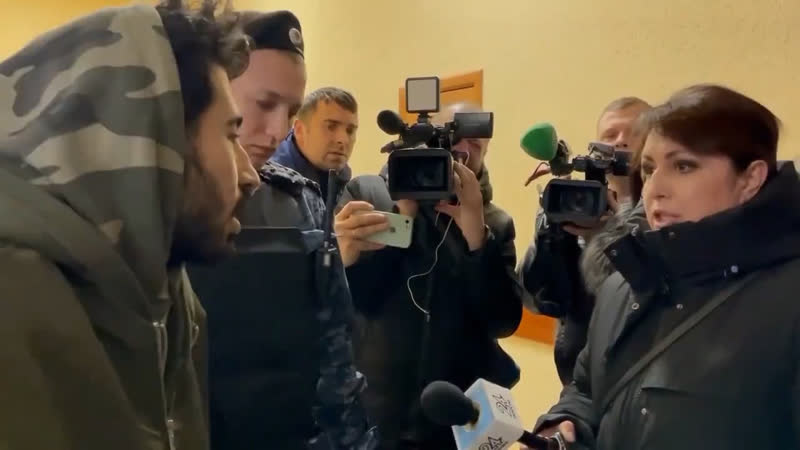 Иностранцы молодые девочку толпой