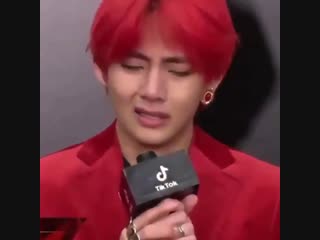 Тэхена плачет