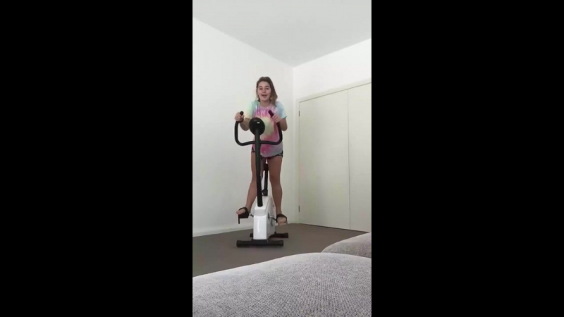 Ебанашка и велотренажер