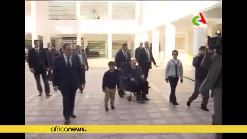 Это абдельазиз бутефлика ему 81 год он президент алжира с 1999 года сегодня он выдвинут правящей партией на 5 й срок энерги