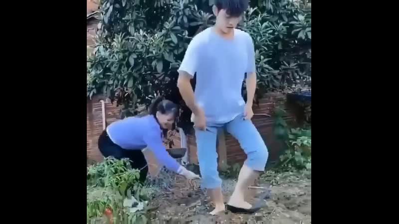 Все, что нужно для посадки мужик и пара старых туфель мало кто до такого додумался бы!