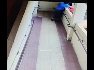 Выкинул девочку