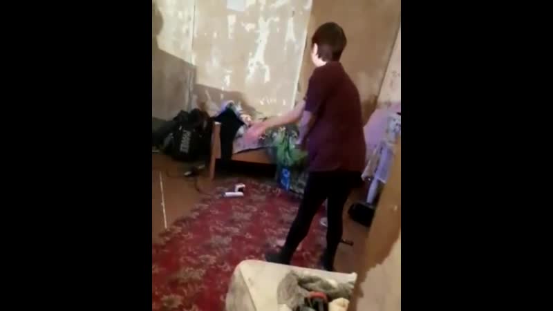 Жители томской области распространяют видео, на котором пьяная мать молодые и бьёт своего сына за плохое поведение в школе