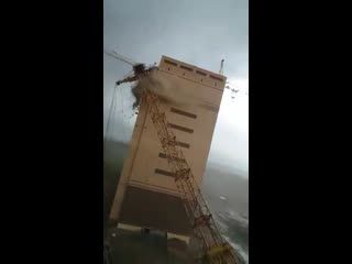 В тюмени из за ураганного ветра упали два крана