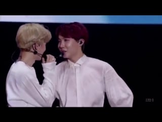 Hobi r e a l l y placed his hand on jimin's waist