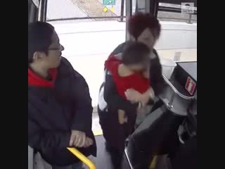 Bus driver pulls over and rescues a baby girl running down on a freeway overpass