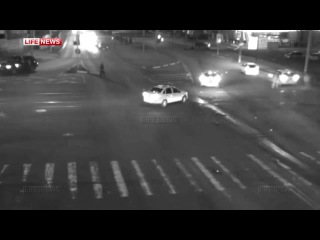 Влюбленные, переходя дорогу, чудом спаслись при дтп