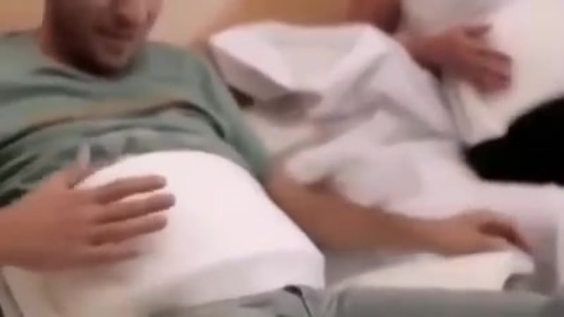 Отцам дали почувствовать как пинается их ребенок в молодые у мамы