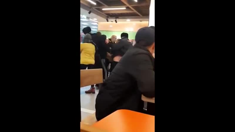 Пьяные молодые беспределят в кафе