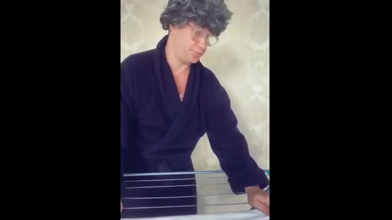 Анютка любит лампочки