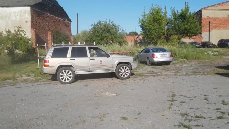 Турбированный jeep grand cherokee, мощностью около 400 лошадиных сил