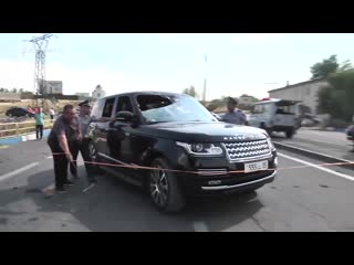 Պայթյունի հետեւանքով վնասված range rover մակնիշի ավտոմեքենան