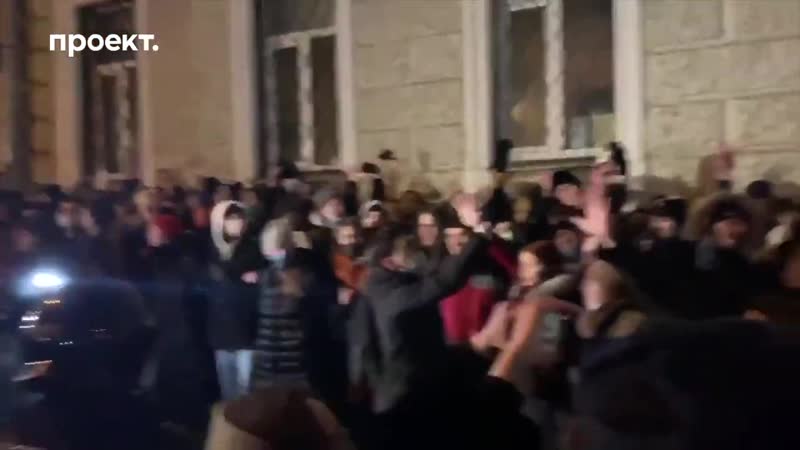 Полицейский отказался бить митингующих выкинул форму и уволился