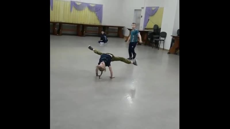 Bgirl smail devil / 18 лет / нереальные вариации бэка