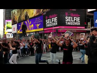 Jabra fan shah rukh khan times square flash mob