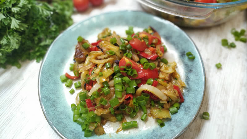 Нашла рецепт салата из баклажанов с хрустящей корочкой со сладким перцем и помидорами уснятина