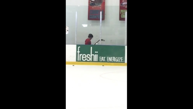 Артемий панарин отдает свою клюшку болельщику