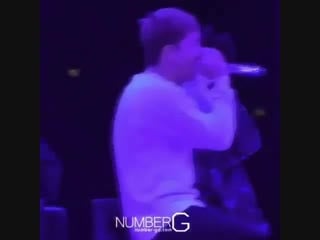 Haru haru is a whole sad song that can make anyone an emotional mess but then you have jiyong seungri in the midst of its perfor