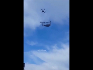 Мужчина совершил полет в гамаке, привязанном к дрону