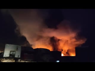 Полыхает ангар с макулатурой real video