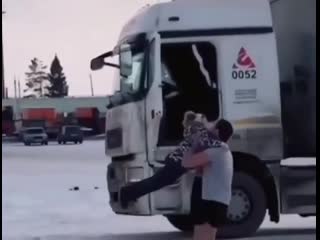 Дочка встречает папу с рейса ljxrf dcnhtxftn gfge c htqcf