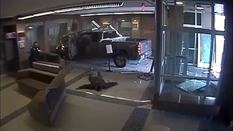 45 летний натан дэвид чакон посетил полицейский участок в гранд джанкшен, штат колорадо