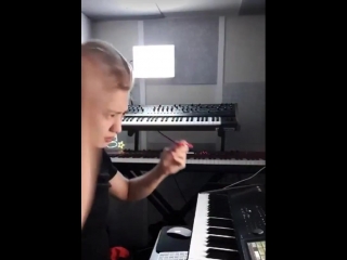 Чанёль делает прическу