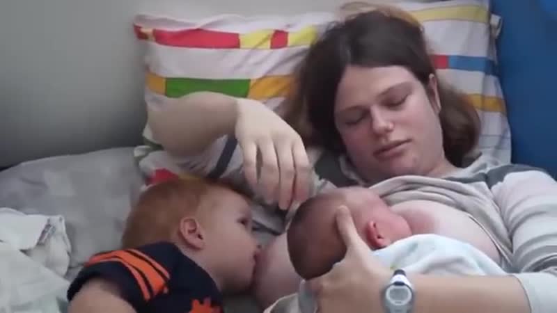 Женская грудь для кормления двух детей