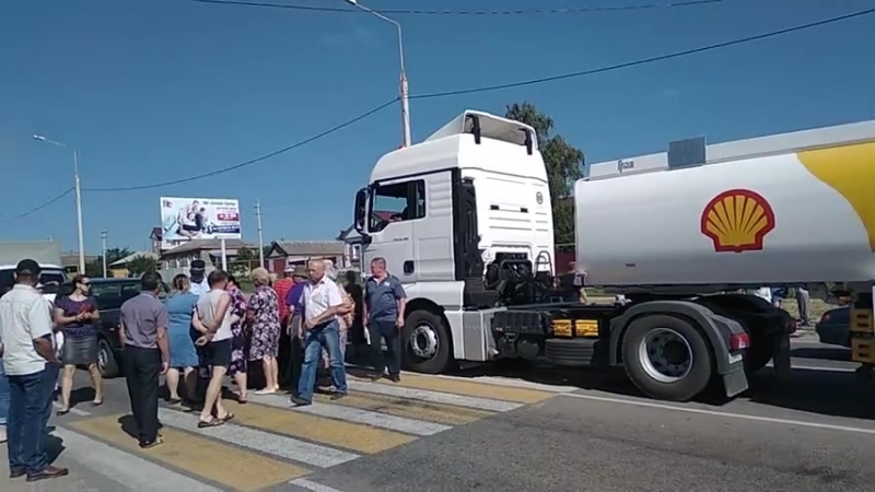 Протестующие сельчане перекрыли трассу, ведущую в воронеж